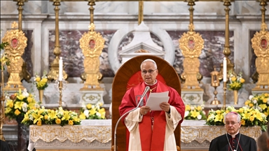 رئيس دولة الفاتيكان يلقي كلمة بكنيسة في إسطنبول