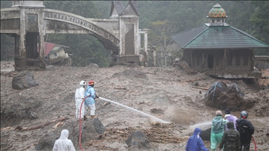 79 قتيلا ومئة مفقود جراء السيول والانهيارات الأرضية في سومطرة