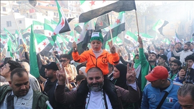 مئات آلاف السوريين في الساحات لرفض التقسيم ودعم الوحدة 