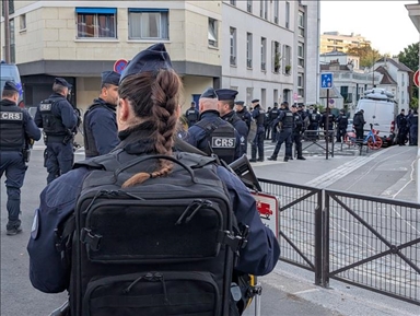 France : Des policiers posent avec une banderole féministe saisie, mais à l’envers