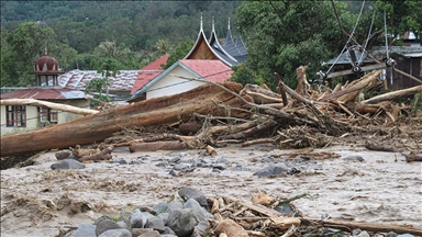 Индонезија: 174 мртви, речиси 80 исчезнати поради поплави и свлечишта на индонезискиот остров Суматра