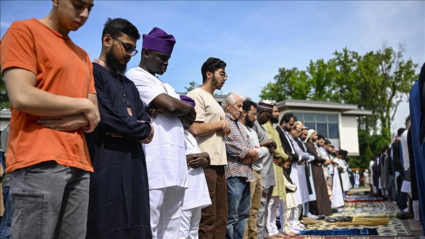 Canada's Quebec introduces new bill banning public prayer, face coverings