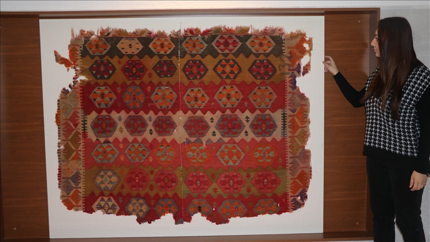 Çankırı'da sandıklardan çıkarılan asırlık kilimler gelecek nesillere aktarılacak