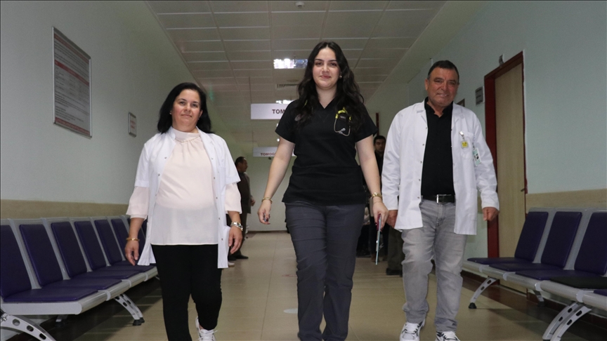 Genç doktorun mesai arkadaşları aynı hastanede görev yapan anne ve babası