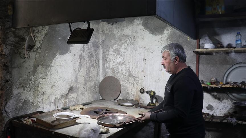 La profesionin e tij 41 vjeçar dhe filloi të punojë si kallajxhi që të mos harrohet zanati