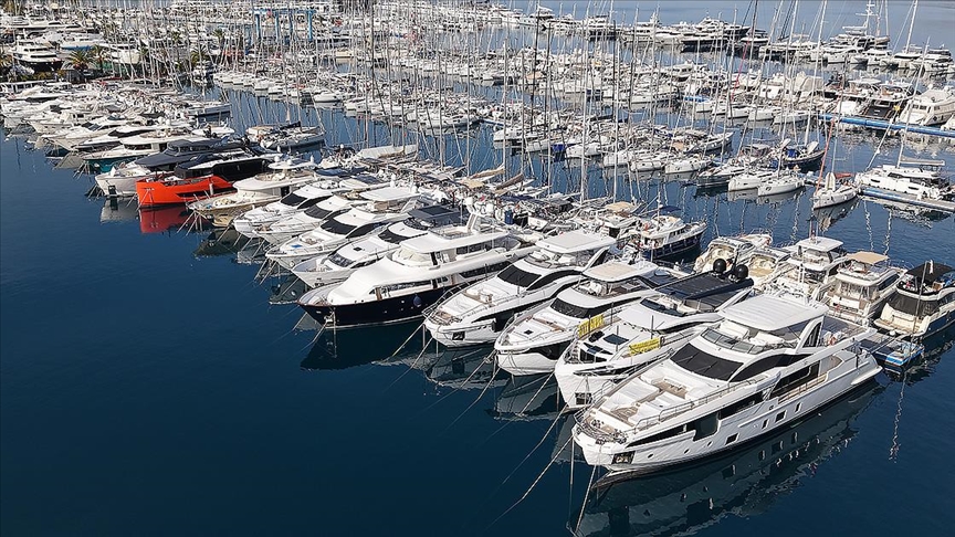 Mega yatlar bakım ve onarım için Marmaris’teki marinalarda karaya alındı