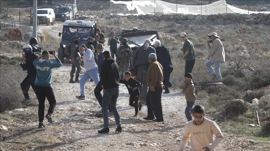 10 Palestinians injured by illegal Israeli settlers in West Bank attack