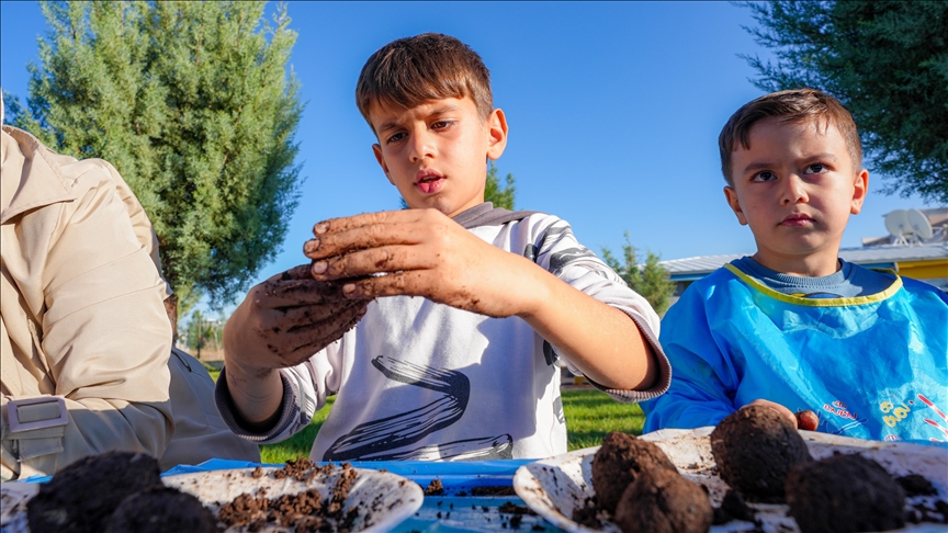 Diyarbakır'da minik eller "yeşil vatan" için tohum topları hazırlıyor