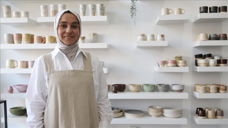 Sanat tarihçisi kadın, kurduğu atölyeyle seramik sevgisini mesleğe dönüştürdü