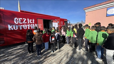 Biblioteka e lëvizshme ofron libra për entuziastët