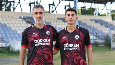 Hatay'da futbolcu baba ve oğlu aynı takımda mücadele ediyor