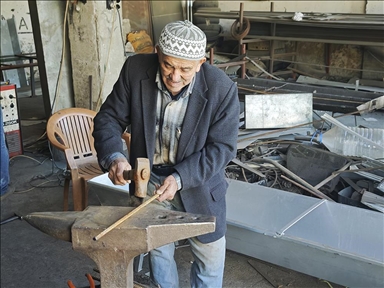 Mjeshtri turk mban gjallë zanatin për 57 vjet me tingujt e çekiçit që jehojnë në punishten e tij