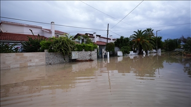 İzmir'in Çeşme ilçesi ve Muğla'da sağanak yaşamı olumsuz etkiliyor