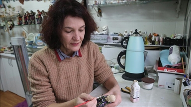 Turqi, një artizane krijon kukulla me porosi