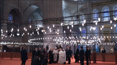 Le pape Léon XIV visite la mosquée de Sultanahmet lors de son voyage en Türkiye