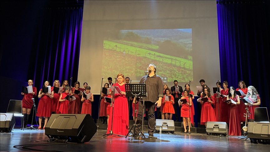 کنسرت گروه آوازی آهنگ به سرپرستی مهرداد ناصحی در استانبول 