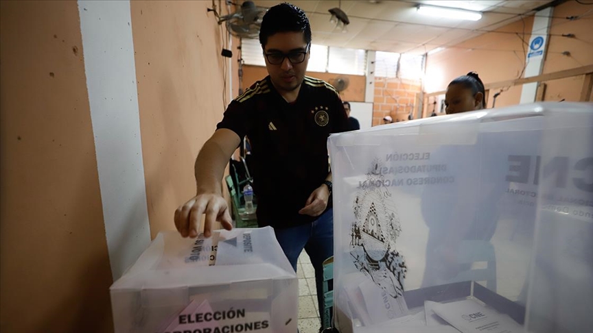 Honduras'ta devlet başkanı seçimi için oy kullanma işlemi başladı