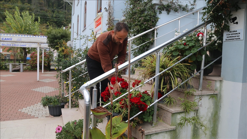 Kastamonu'da imam hatip görev yaptığı caminin çevresini ve köyü çiçeklerle donattı