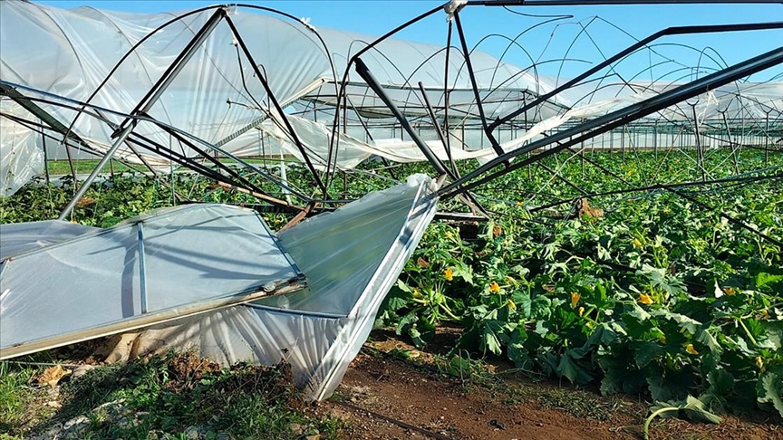 Antalya'nın Manavgat ilçesinde hortum nedeniyle 4 sera hasar gördü