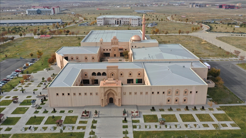 Ağrı'da öğrenciler İshak Paşa Sarayı'na benzer mimarideki modern kütüphanede geleceğe hazırlanıyor