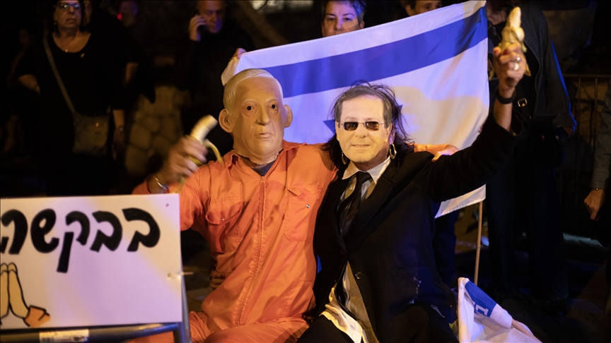 Israelis protest outside president’s home to demand rejection of Netanyahu pardon request