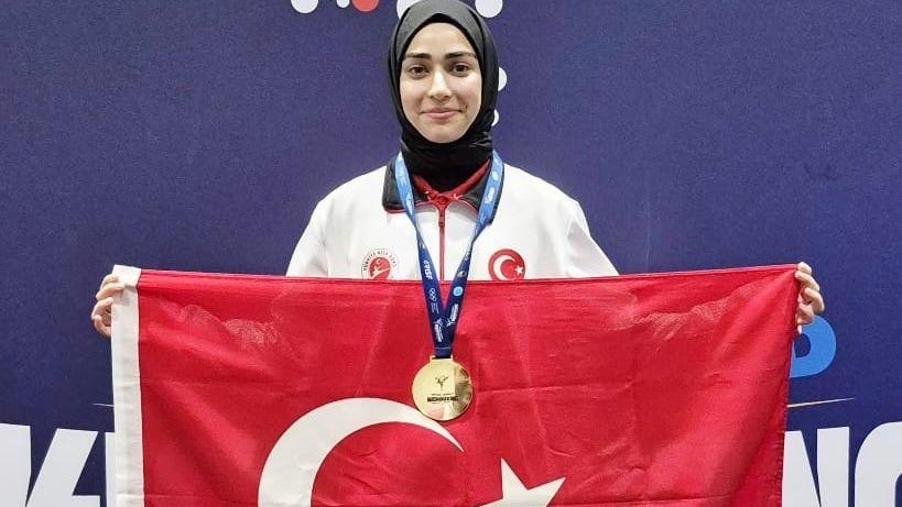 Xwendekara Zanîngeha Bîtlîs Erenê di werzişa kîck boksê da bû şampiyona dinyayê