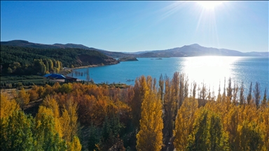 Zona përreth Liqenit Hazar mbulohet me ngjyrat e vjeshtës