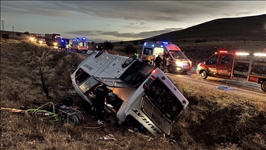 Li Afyonkarahîsarê otobêsa rêwiyan welgeriya, 2 kes mirin û 21 kes jî birîndar bûn
