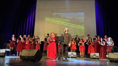 کنسرت گروه آوازی آهنگ به سرپرستی مهرداد ناصحی در استانبول 