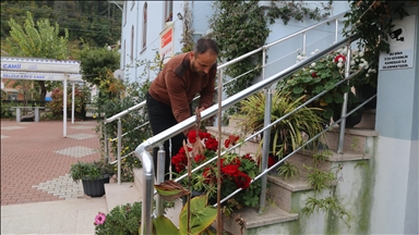 Kastamonu'da imam hatip görev yaptığı caminin çevresini ve köyü çiçeklerle donattı