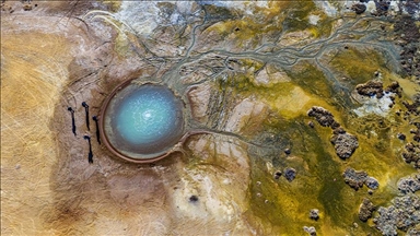 رقصة الماء والغاز في قلب تركيا.. فوارة باردة تخطف الأنظار