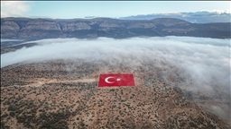 Mersin'de 22 dönümlük araziye işlenen Türk bayrağı siste görüntülendi