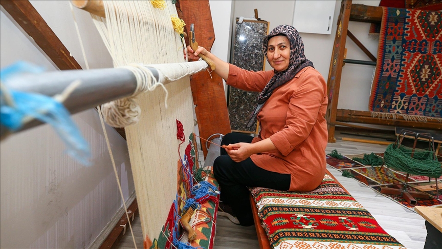 Çocukken başladığı dokumacılığı "kültürel miras taşıyıcısı" olarak sürdürüyor 