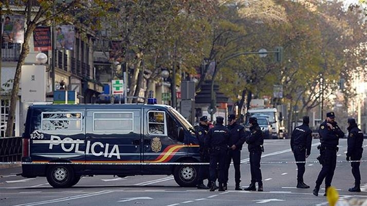 Policia spanjolle shkatërron një qelizë terroriste të dhunshme të supremacisë së bardhë