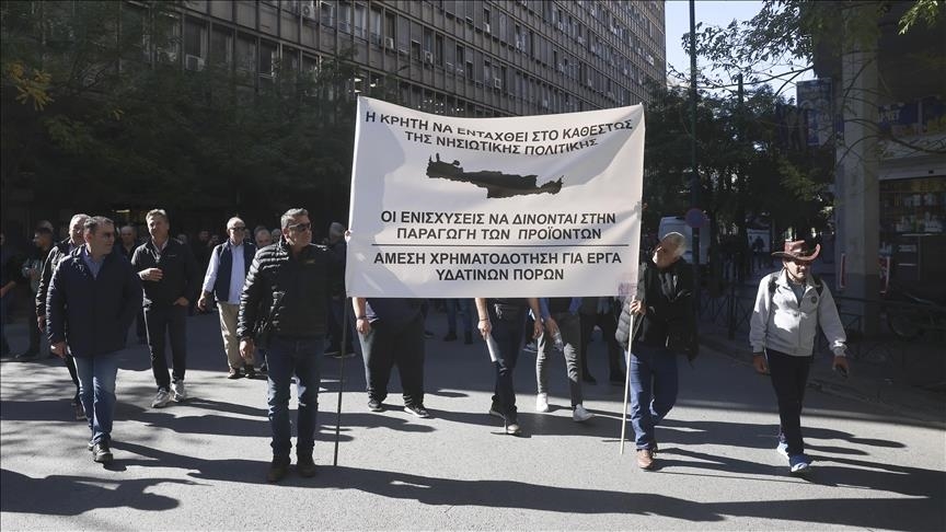  Грчките земјоделци во судир со полицијата поради доцнење на надоместоците