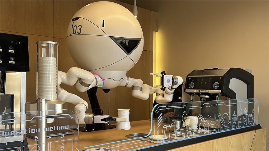 "قهوتك جاهزة".. روبوت يقدم المشروبات للسياح في متحف أردني (تقرير)