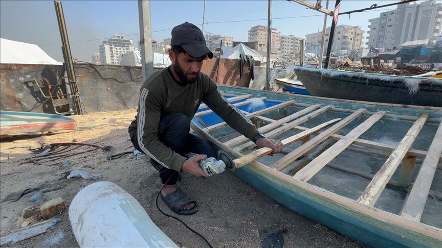 "نجار البحر".. فلسطيني يعيد الحياة لقوارب بغزة دمرتها إسرائيل (تقرير)