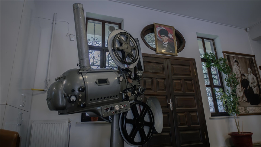 Malatya'da 75 yıllık sinema projeksiyon makinesi zamana meydan okuyor