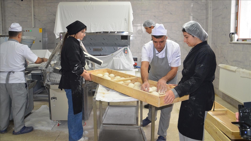 Muş'ta lise öğrencileri okuldaki fırında günde 4 bin ekmek üretiyor