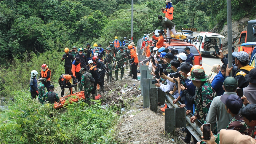 Индонезија предупреди на можни дождови по поплавите на Суматра во кои загинаа 442 лица, а 402 се водат како исчезнати