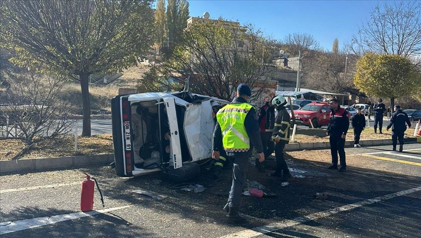 Li Mêrdînê wesayîtek welgeriya, 3 kes birîndar bûn