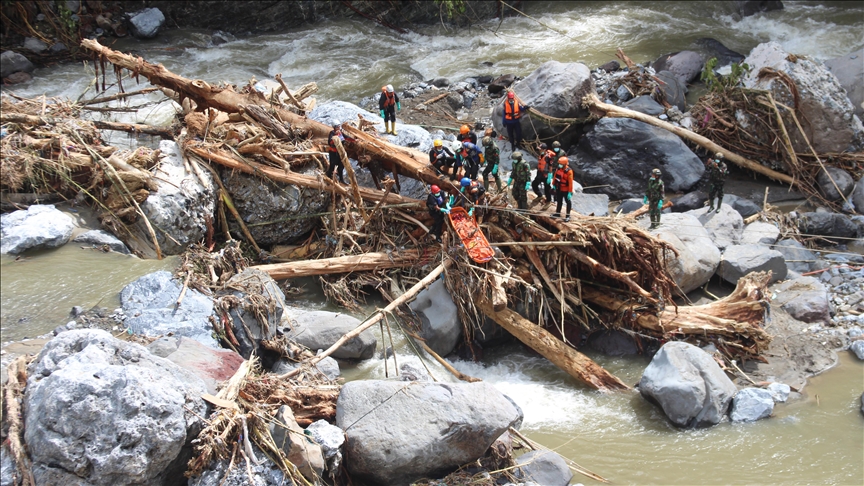 Indonezia parashikon reshje të mundshme shiu pas përmbytjeve në Sumatra që shkaktuan qindra të vdekur