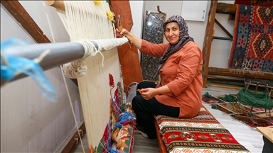 Çocukken başladığı dokumacılığı "kültürel miras taşıyıcısı" olarak sürdürüyor 