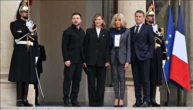 Ukrainian President Zelenskyy lands in Paris for peace discussions with Macron