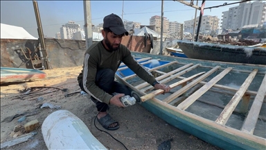 "نجار البحر".. فلسطيني يعيد الحياة لقوارب بغزة دمرتها إسرائيل