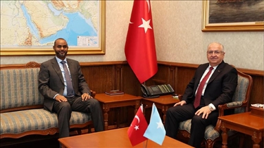 وزير الدفاع التركي يستقبل وزير الموانئ الصومالي