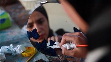 Gazzeli kadın, bölgedeki kızları savaşın "gri" atmosferinden çıkarmak için el işi atölyesi kurdu