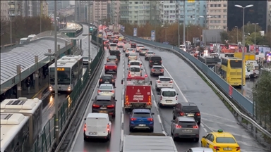 İstanbul'da haftanın ilk iş gününde trafik yoğunluğu yüzde 80'e çıktı