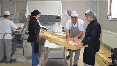 Muş'ta lise öğrencileri okuldaki fırında günde 4 bin ekmek üretiyor