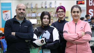 Türkiye şampiyonu İzla, atıcı annesi, babası ve rekortmen ablasının izinden gidiyor